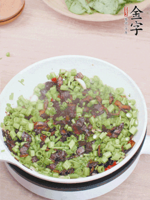 1勺生抽、1勺蠔油、1點點白糖調(diào)味。