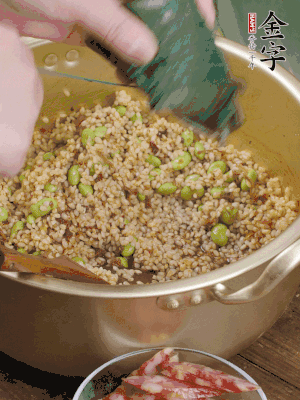 再附一張粽子，一齊向后折疊，線繩捆綁。