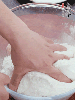 新鮮豬肚以面粉擦洗抓勻。