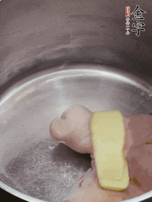 撈出洗凈后，加蔥姜、黃酒二遍焯水。