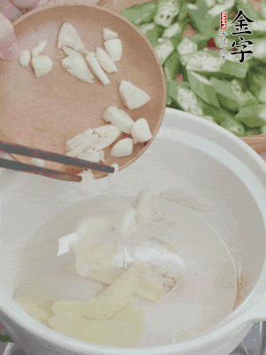 砂煲熱油，姜蒜、辣椒煸香。