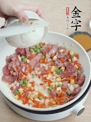 放米飯炒至顆粒分明。