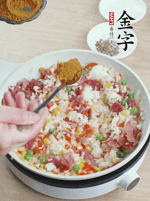 1勺咖喱粉、1/2勺鹽，少許黑胡椒碎炒均。