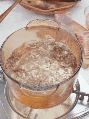 春筍切片焯水3分鐘，去除草酸澀味。