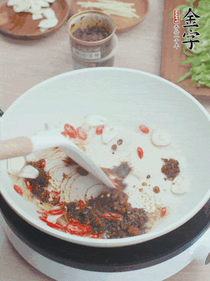 熱鍋涼油，姜蒜、辣椒、金字火腿xo醬炒香。