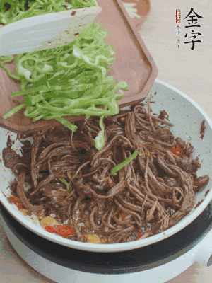 水分煸干，下青椒絲快炒1分鐘。