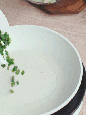 熱油下臘肉、蔥花煸炒，再下西葫蘆。