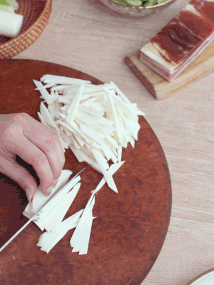 茭白切細(xì)絲，鹽水中浸泡防止氧化。