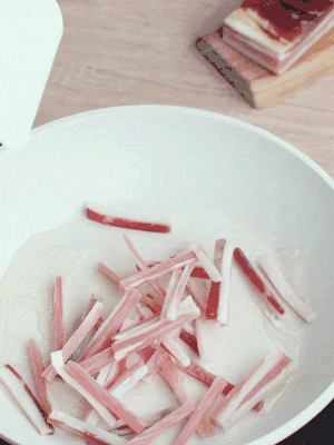 熱鍋涼油，下咸肉絲煸至出油。