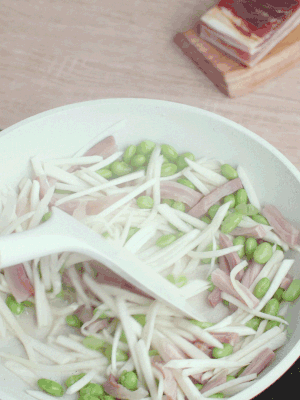 下茭白絲、青豆翻炒。