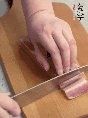 百合切去頭尾，分開洗凈;咸肉切薄片。