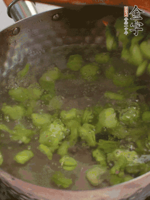 鍋中水沸，放一撮鹽，下蠶豆豆瓣焯3分鐘，下百合，3秒撈出，一起撈出瀝水。