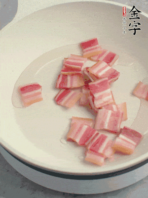 鍋中少許油，金字淡咸肉煸香。