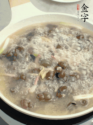 放辣椒，加一點(diǎn)鹽、糖，大火翻炒。