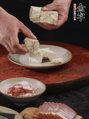 一塊老豆腐掰成大塊。