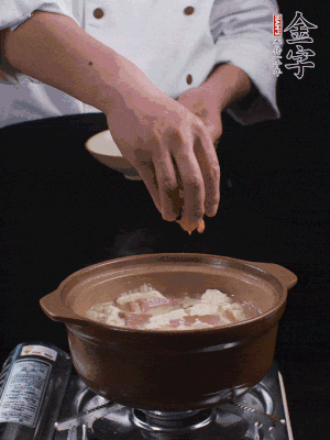 下蝦仁干，煮5分鐘。撒蒜葉，煮1分鐘。