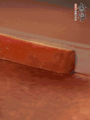 金字火腿上方去皮切薄片。