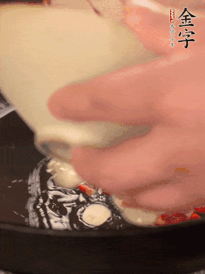 豬油潤鍋，下辣椒、大蒜、火腿片煸香。