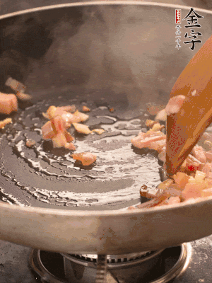 熱油爆香大蒜粒，煸香咸肉丁，淋一勺黃酒調(diào)味。