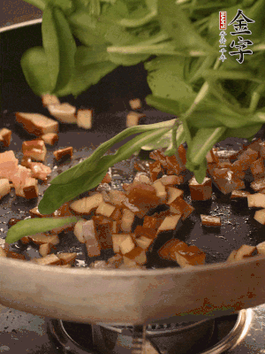 再放香干煸炒，最后放馬蘭頭翻炒至變軟。