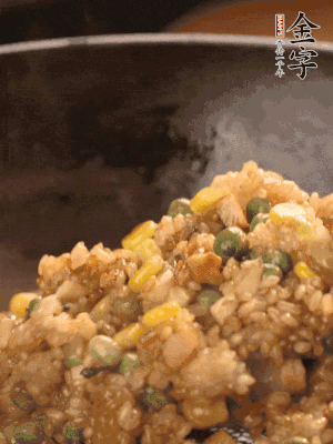 再下糯米，1勺蠔油、2勺生抽調(diào)味翻炒均勻。