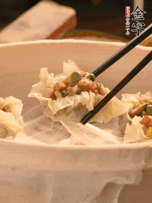 包好的燒賣放在蒸籠上，水開后蒸8分鐘左右。