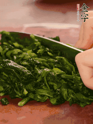 洗凈的菠菜加鹽焯水，撈出晾涼后攥干切碎。胡蘿卜切細(xì)絲。金字烤腸切園片。
