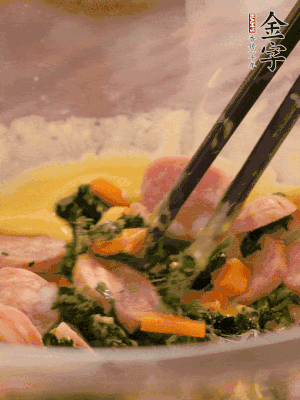 雞蛋、面粉、玉米油攪拌到無顆粒狀態(tài)。再加入菠菜、胡蘿卜、烤腸。少許鹽調(diào)味。