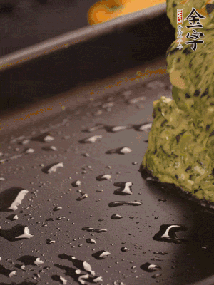 熱鍋擦一下油，下面糊攤平。