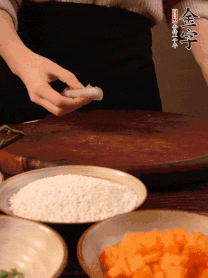 胡蘿卜去皮切丁。蝦仁切小塊。糯米提前浸泡半天。