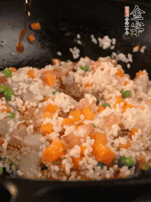 加入糯米翻炒均勻。最后加入蝦仁，用1勺料酒、1勺生抽、1/2勺鹽調(diào)味。