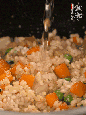 把食材轉(zhuǎn)移到電飯鍋中，倒入點清水，正常煮飯。