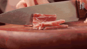 200g金字淡咸肉、100g冬筍、100g香干分別切細(xì)丁。