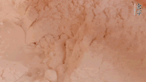 糯米粉中加入溫水，反復(fù)揉成團(tuán)。