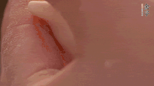 取一小團(tuán)面，用掌心搓成小球狀，從小球中心捏窩，放入餡料，封口后，留出小尾巴。