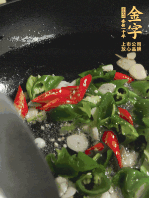 起鍋燒油，加辣椒、蒜片大火翻炒出香味。