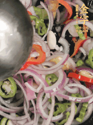 生姜、大蒜、青紅辣椒圈、洋蔥放油鍋煸香。