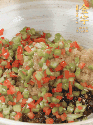 XO醬、蒜蓉醬、青紅椒粒攪拌成醬料。