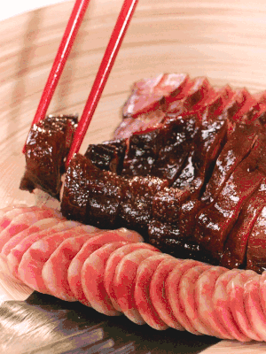 香腸、醬肉適合切片、醬鴨適合切塊。