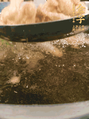 金字小酥肉熱油入鍋，炸3-4分鐘，炸到金黃酥脆。