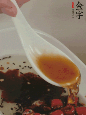 再加2勺生抽、1勺香醋攪拌。