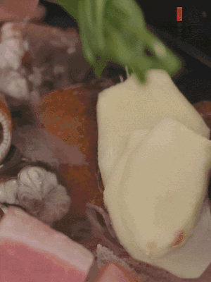 加姜片、蔥結(jié)、料酒。