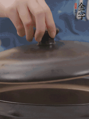 大火煮開后轉(zhuǎn)小火，燉煮20分鐘左右。