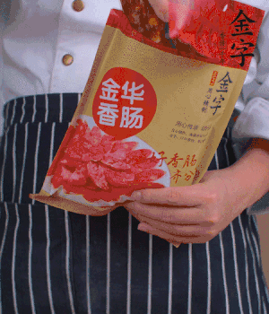 香腸切成斜片，小米辣切成斜片。