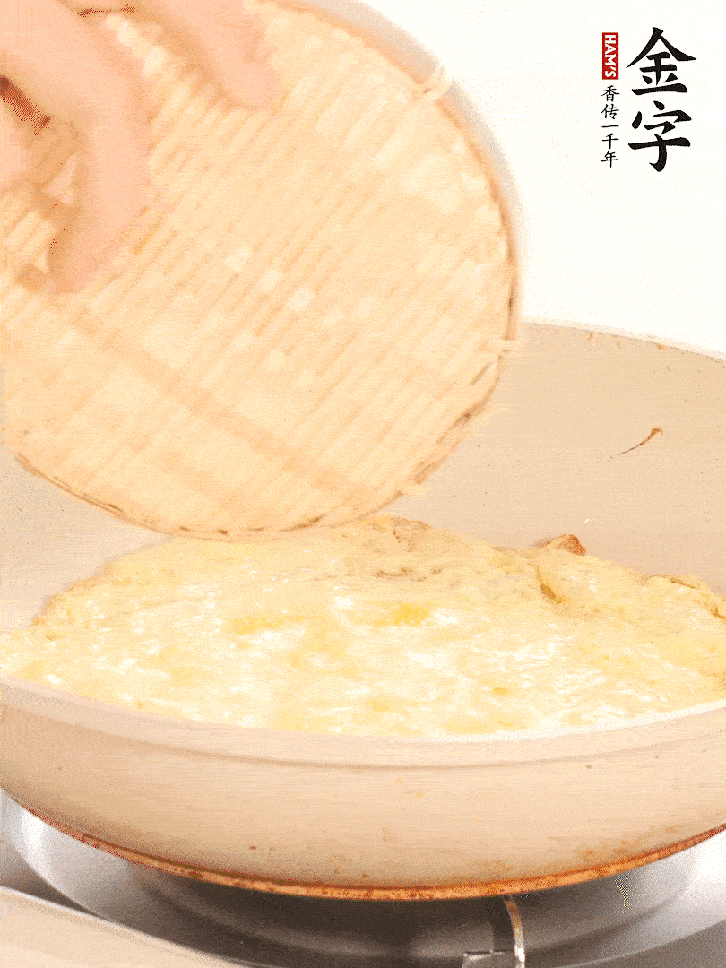 鍋內(nèi)放入少許油，油溫4成熱倒入一個雞蛋煎熟