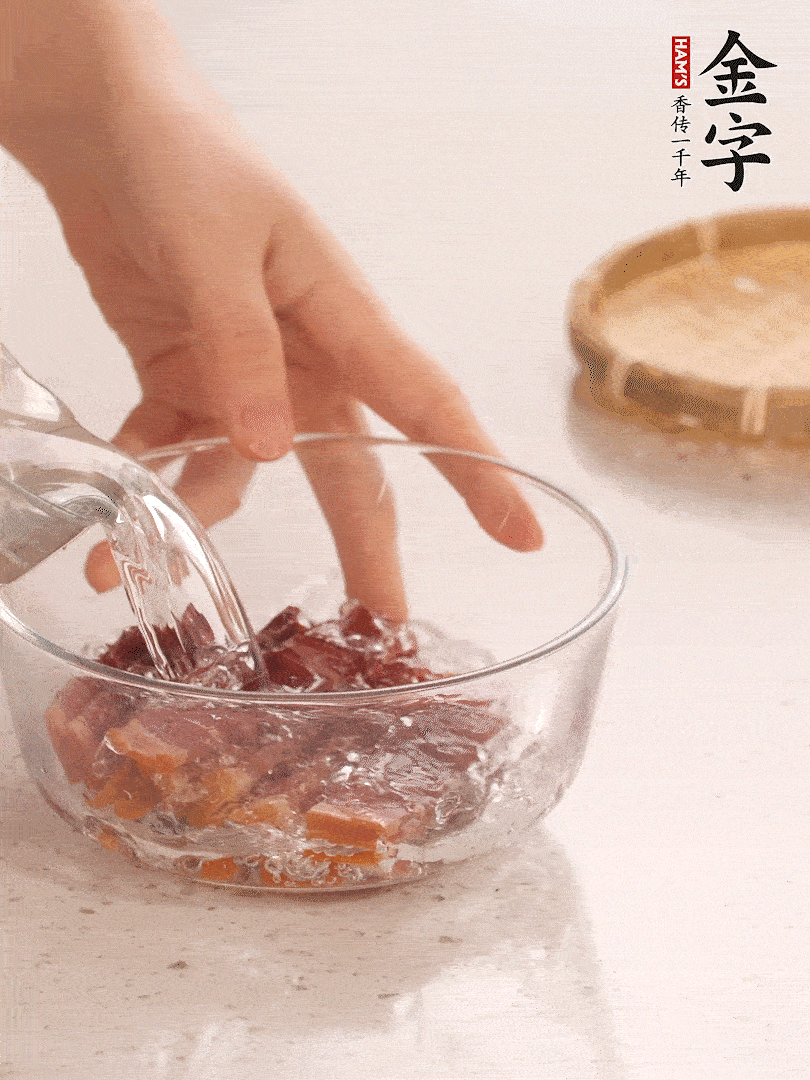 金字火腿切片，溫水泡5分鐘。