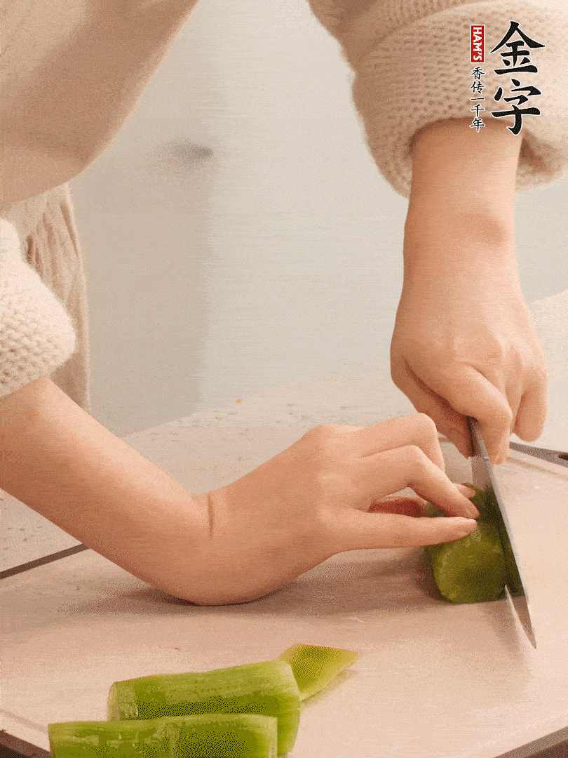 萵筍和白蘿卜用擦絲器擦成細(xì)絲。