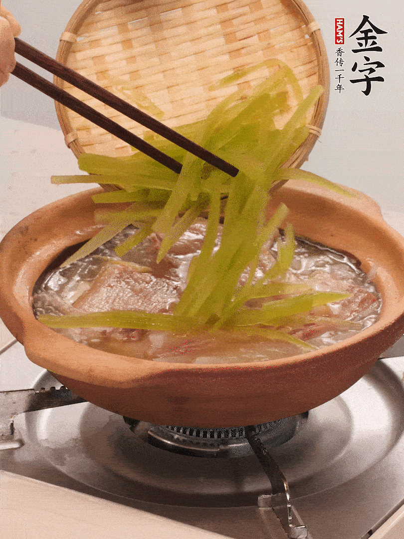 倒入熱水煮開后，轉(zhuǎn)小火燉煮10分鐘，呈奶白色湯底。