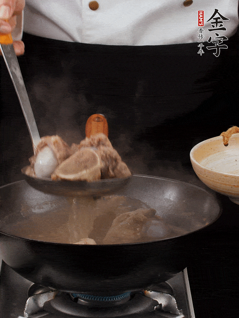 大筒骨清水浸泡30分鐘，中途換水2-3次。冷水下鍋，加姜片、料酒焯水，撇去浮沫。