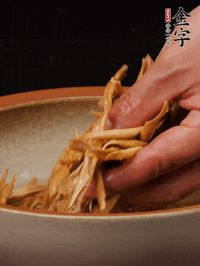 農家土筍尖提前泡軟，用刀劃成細絲，這樣會更加入味。